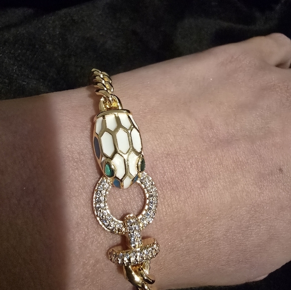 21kgp Dubai Jewelry Elegant Gold Bracelet with Green Accents - Picture 10 of 13